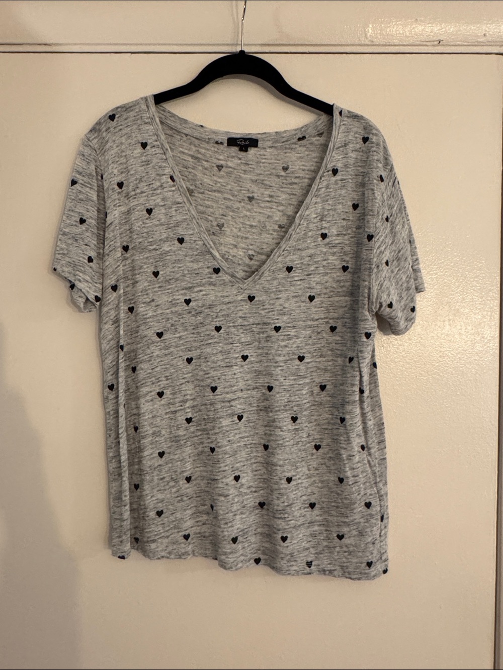 Rails Cara Heather Grey Linen/Tencel V-Neck Tee with Black Hearts, Sz L